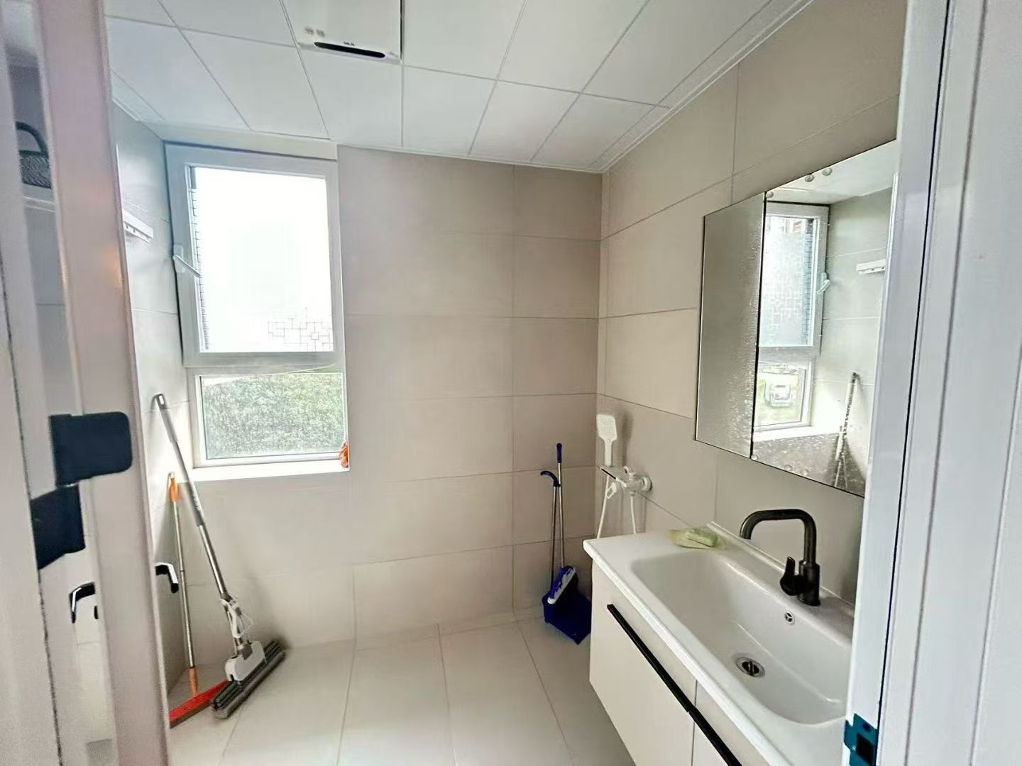 可短租山偉學(xué)府，電梯南向900一個(gè)月