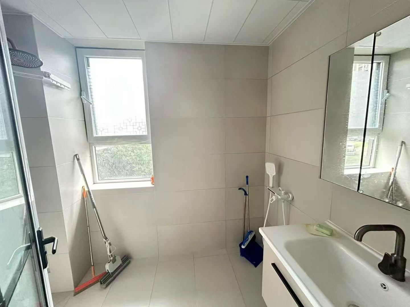 可短租山偉學(xué)府，電梯南向900一個(gè)月