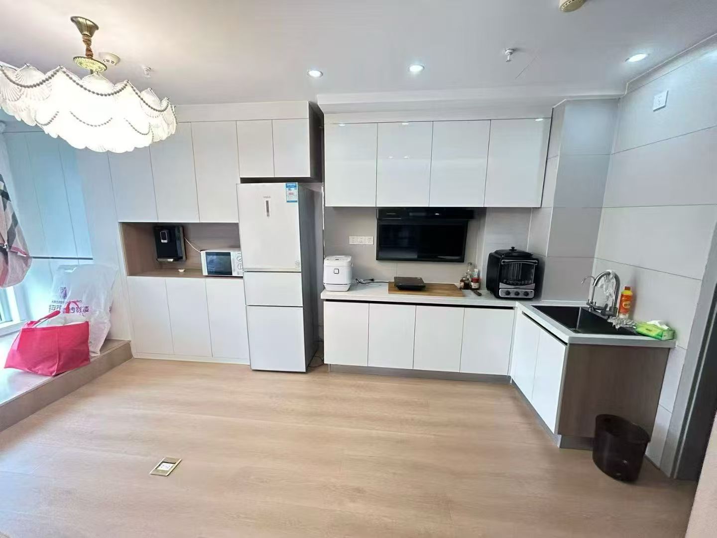 可短租山偉學(xué)府，電梯南向900一個(gè)月