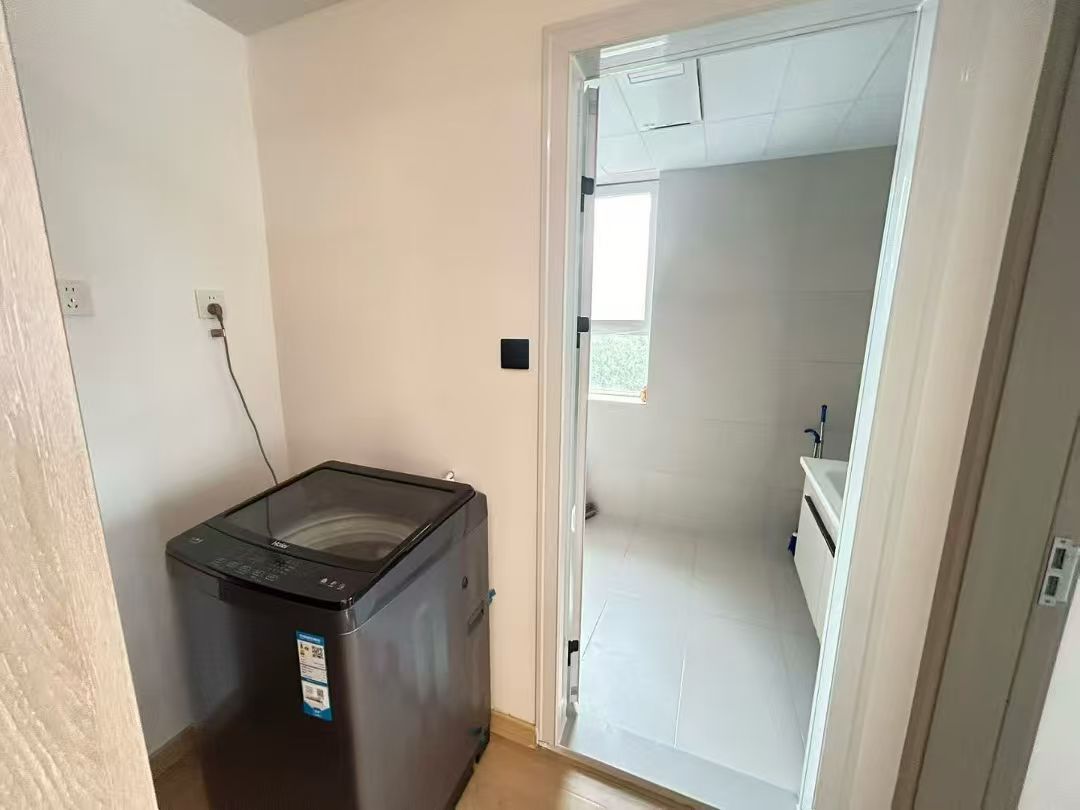 可短租山偉學(xué)府，電梯南向900一個(gè)月