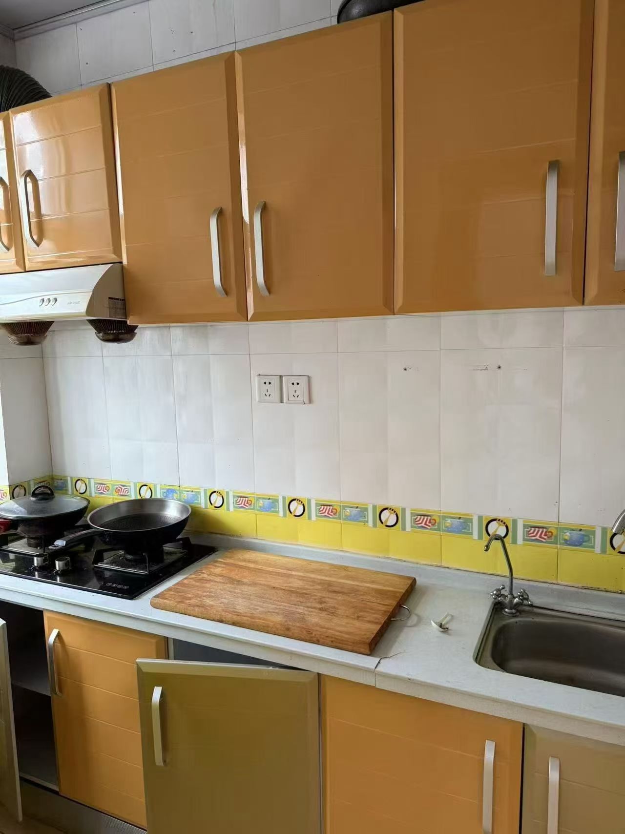 西樓一樓，雙氣齊全兩室650一個月，