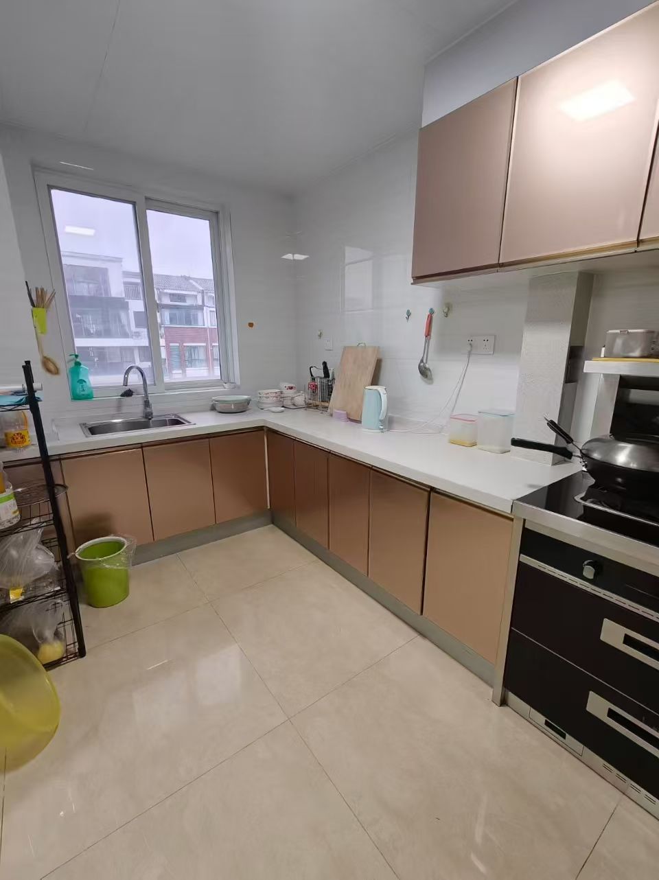 山川文苑多層五樓頂二151平三室兩衛(wèi)月租1300元