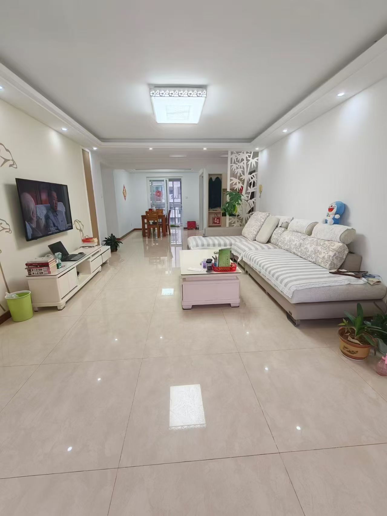 山川文苑多層五樓頂二151平三室兩衛(wèi)月租1300元