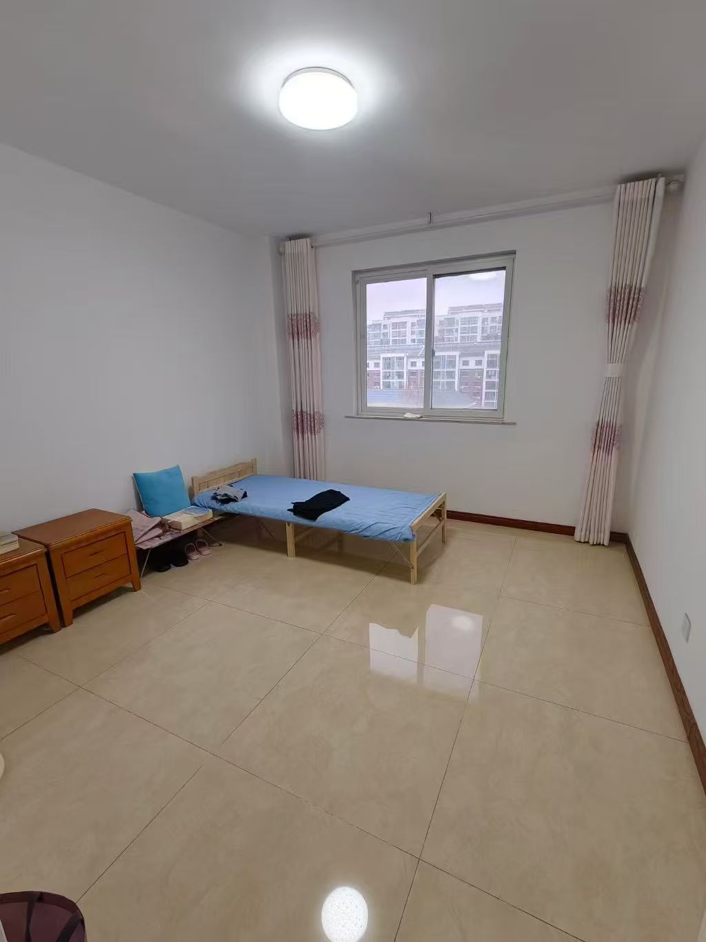 山川文苑多層五樓頂二151平三室兩衛(wèi)月租1300元