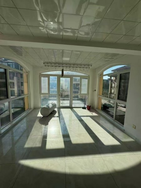 天山水尚洋房二樓150平三室兩衛(wèi)1100元/月