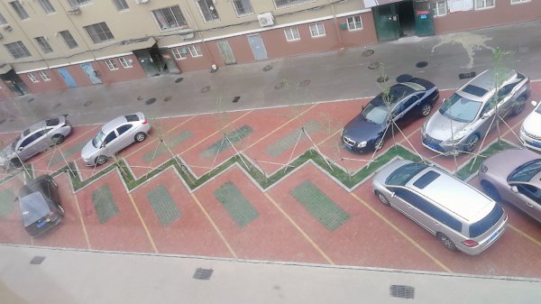 老一中對面，金泰小區(qū)住人二樓出租，拎包入住，年租，非誠勿擾。