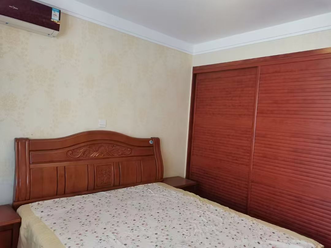 御臨華府三室兩衛(wèi)純實木中式裝修1600/月