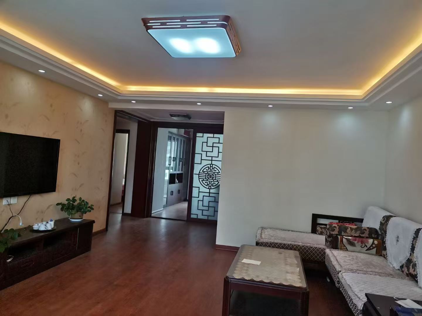 御臨華府三室兩衛(wèi)純實木中式裝修1600/月