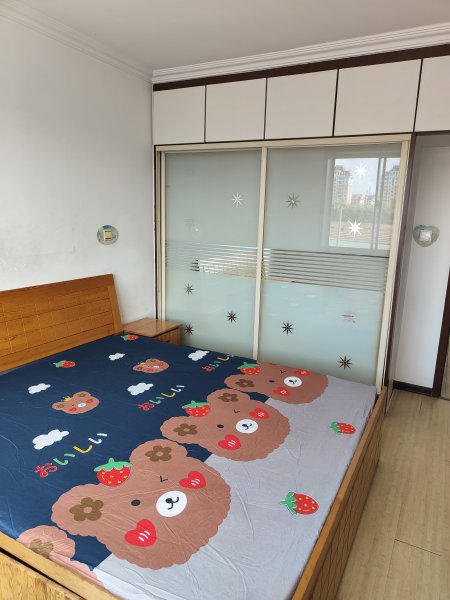 老一中對面，金泰小區(qū)住人二樓出租，拎包入住，年租，非誠勿擾。