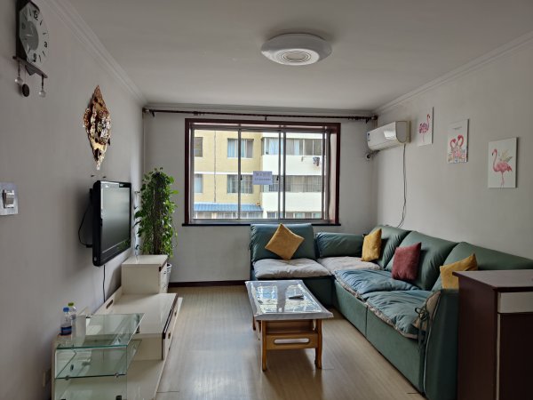 老一中對面，金泰小區(qū)住人二樓出租，拎包入住，年租，非誠勿擾。