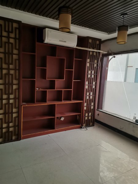 龍山路7天連鎖酒店樓下的臨街門市房出租