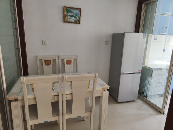 老一中對面，金泰小區(qū)住人二樓出租，拎包入住，年租，非誠勿擾。