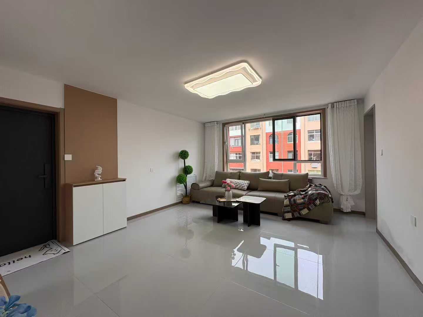 燕南街三樓三室精裝102平30萬(wàn) 燕南街三樓三室精裝102平30萬(wàn)