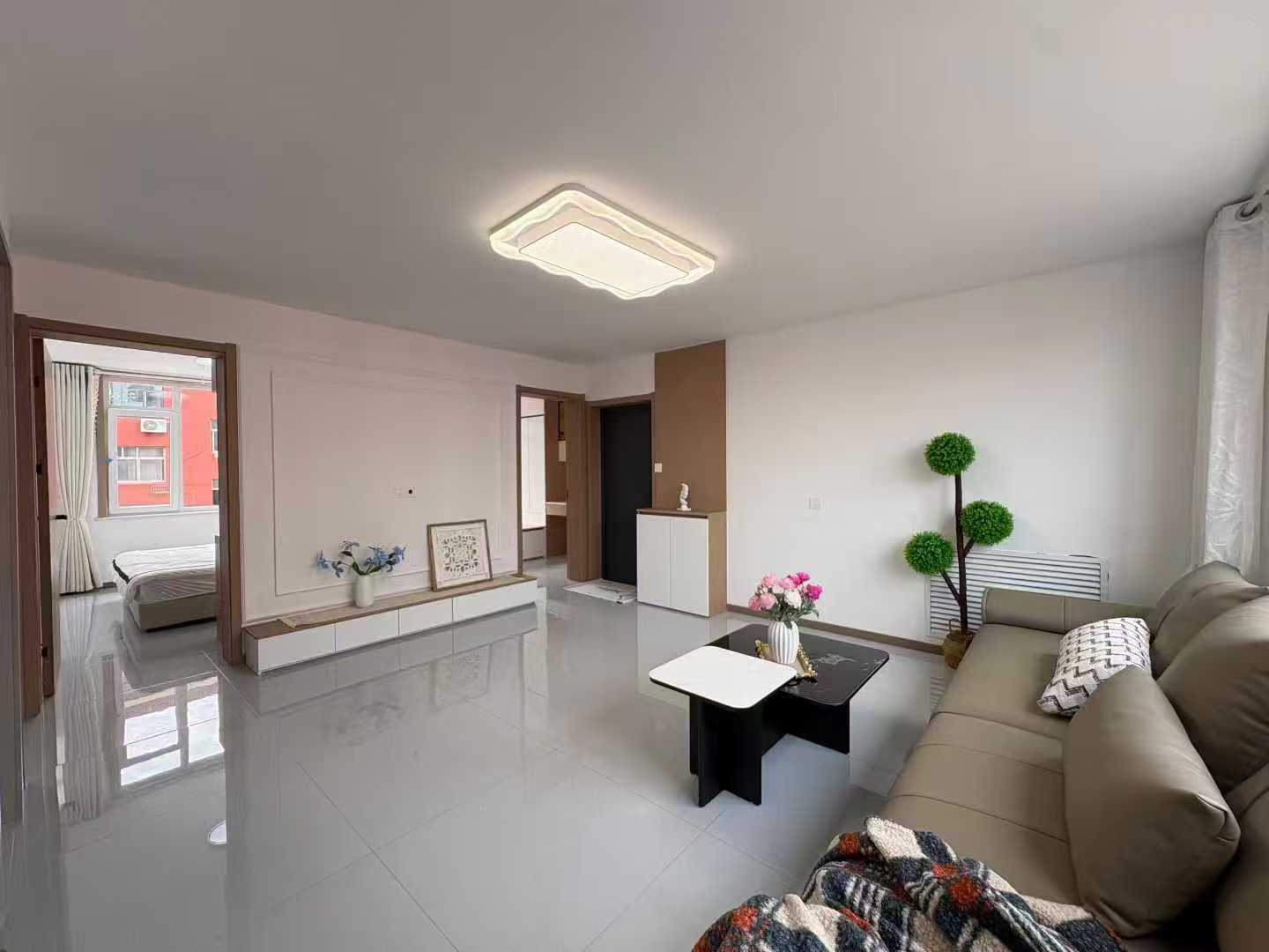 燕南街三樓三室精裝102平30萬(wàn) 燕南街三樓三室精裝102平30萬(wàn)