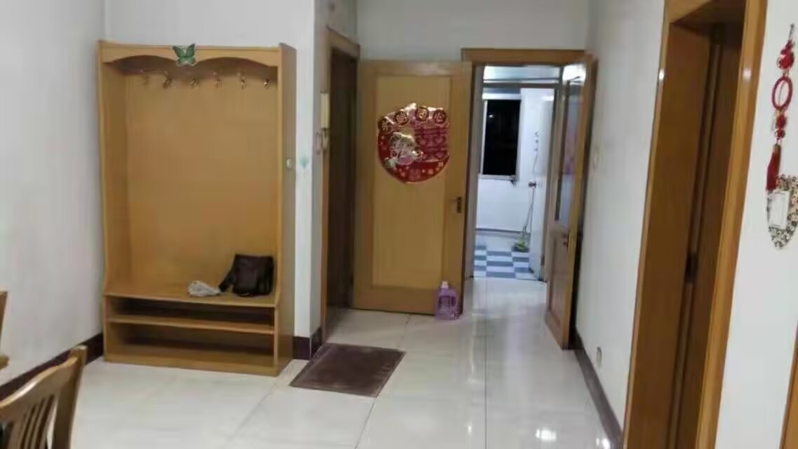 大潤發(fā)肯德基門往北500米