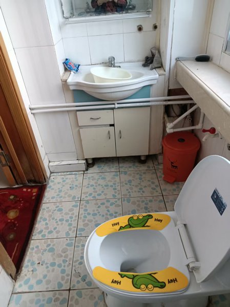 金山花園兩室一廳出租，家具家電齊全