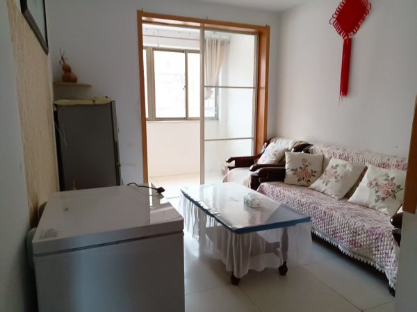 金山花園兩室一廳出租，家具家電齊全