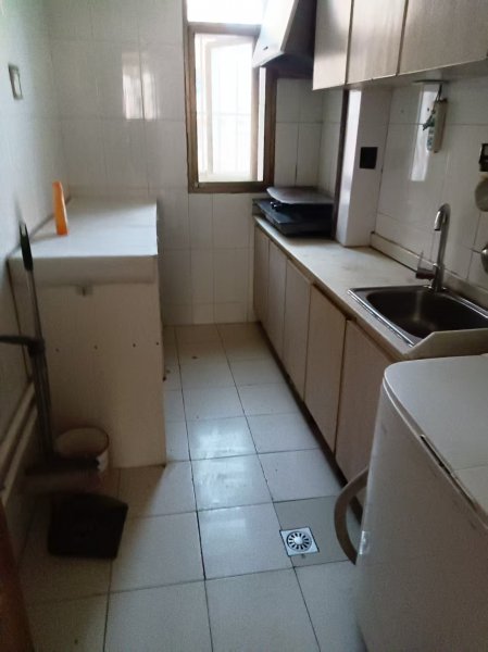 金山花園兩室一廳出租，家具家電齊全