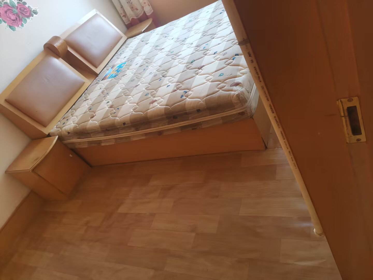 大潤發(fā)肯德基門往北500米路東，三里河路15號(hào)