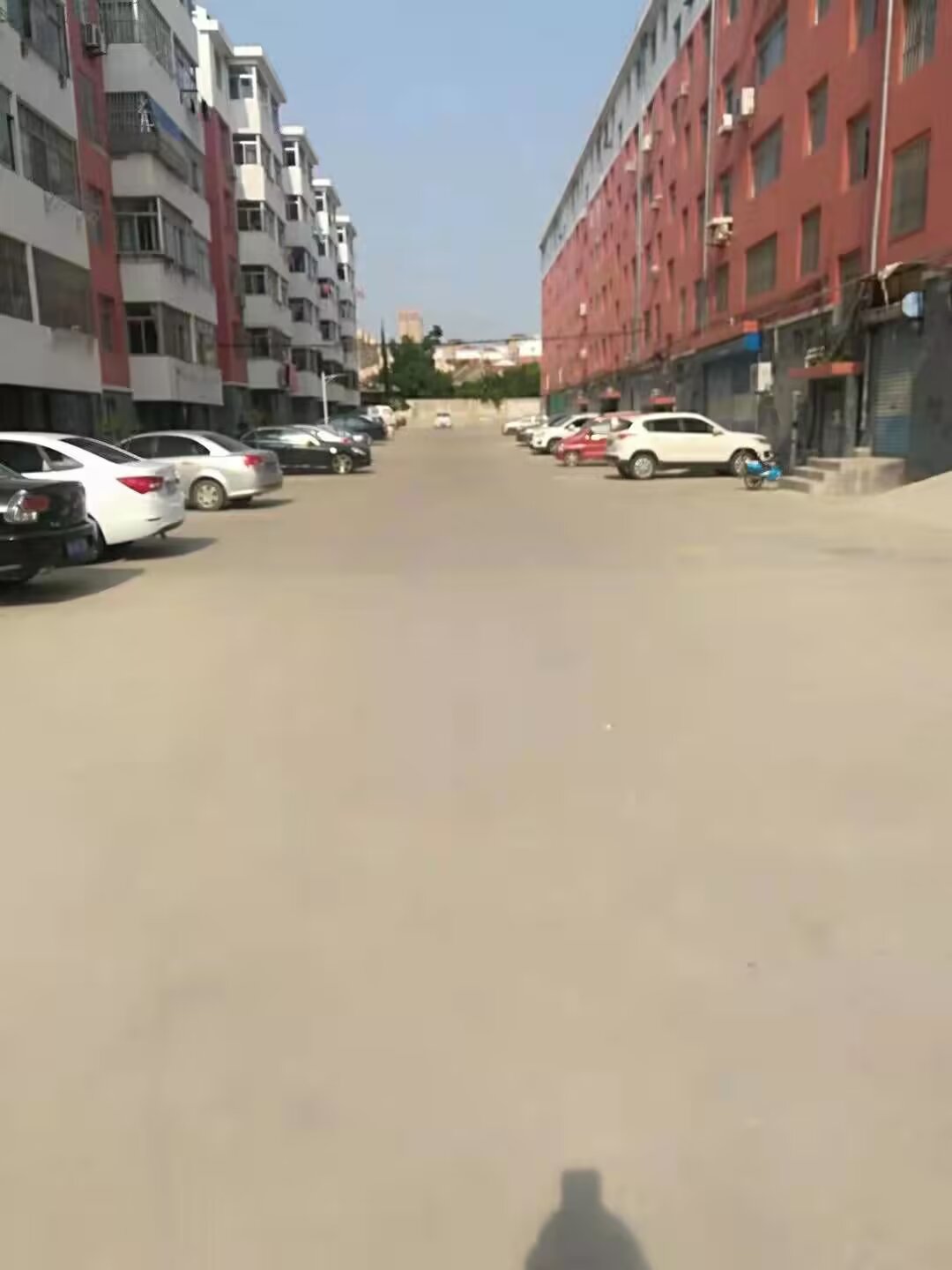 大潤發(fā)肯德基門往北500米路東，三里河路15號(hào)