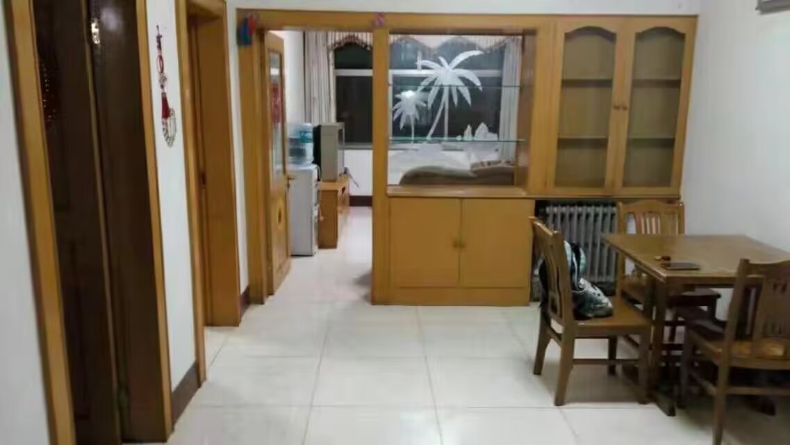 大潤發(fā)肯德基門往北500米路東，三里河路15號(hào)