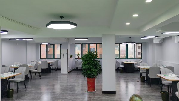 文登市區(qū)300平營業(yè)中餐館轉(zhuǎn)讓 上下兩層，臨街店鋪，地理位置