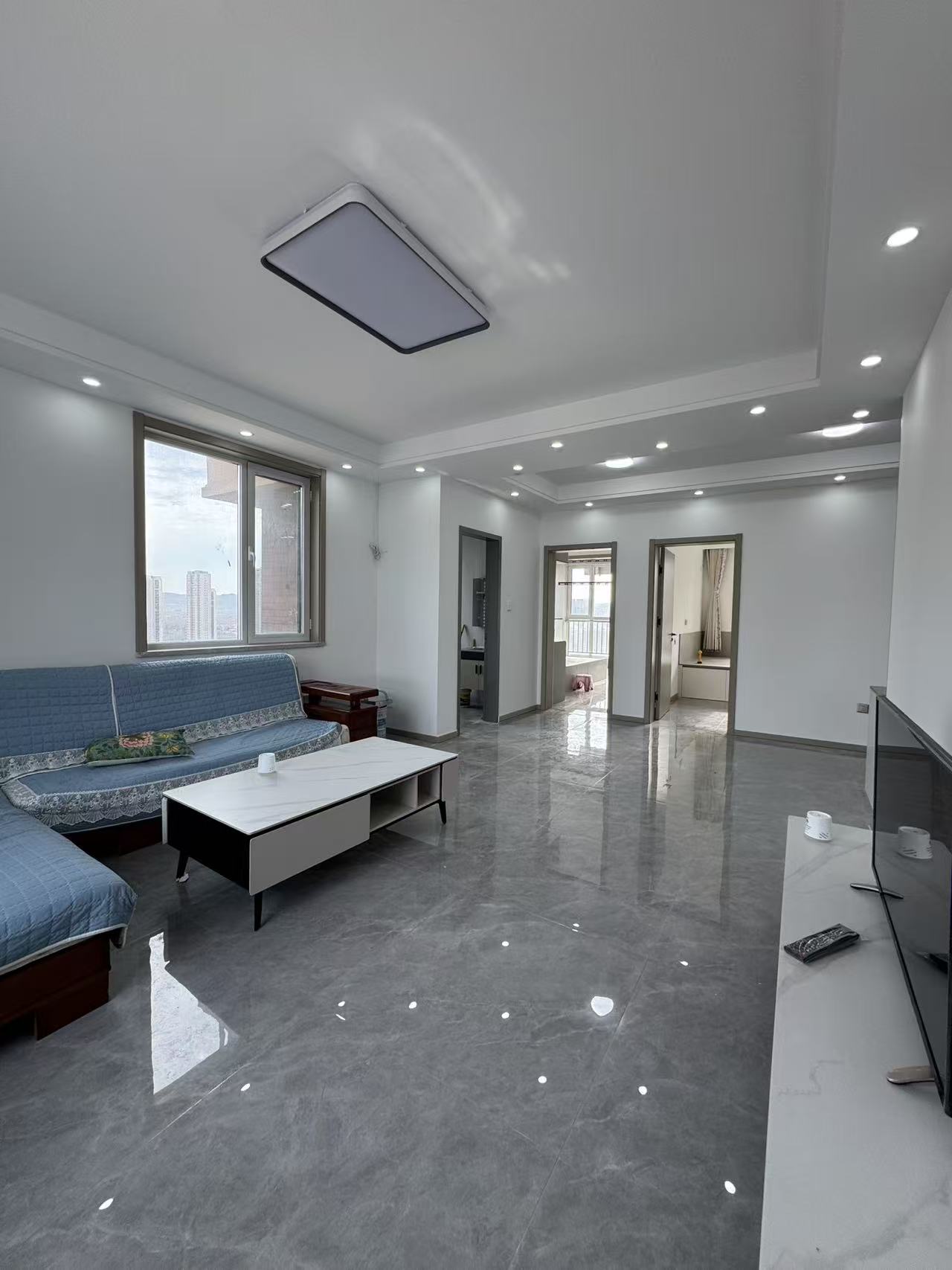 @1600/月，首次出租人和國(guó)際，電梯精裝2室