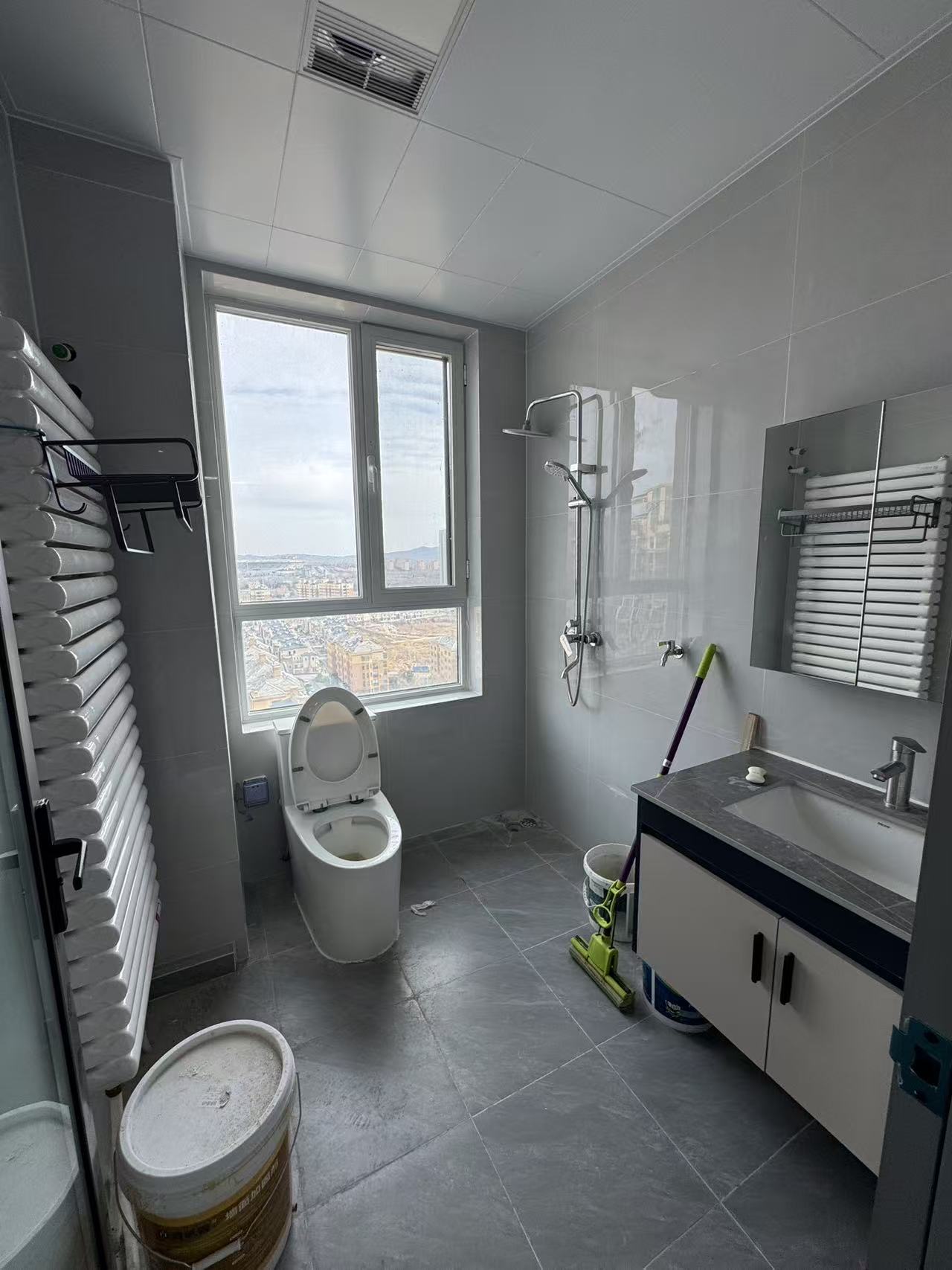 @1600/月，首次出租人和國(guó)際，電梯精裝2室