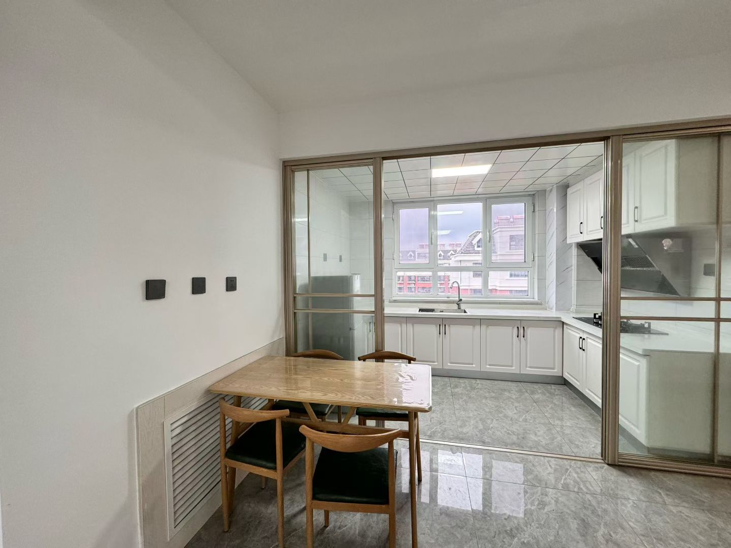 @出租:1300/月，書香世家，3葉草戶型