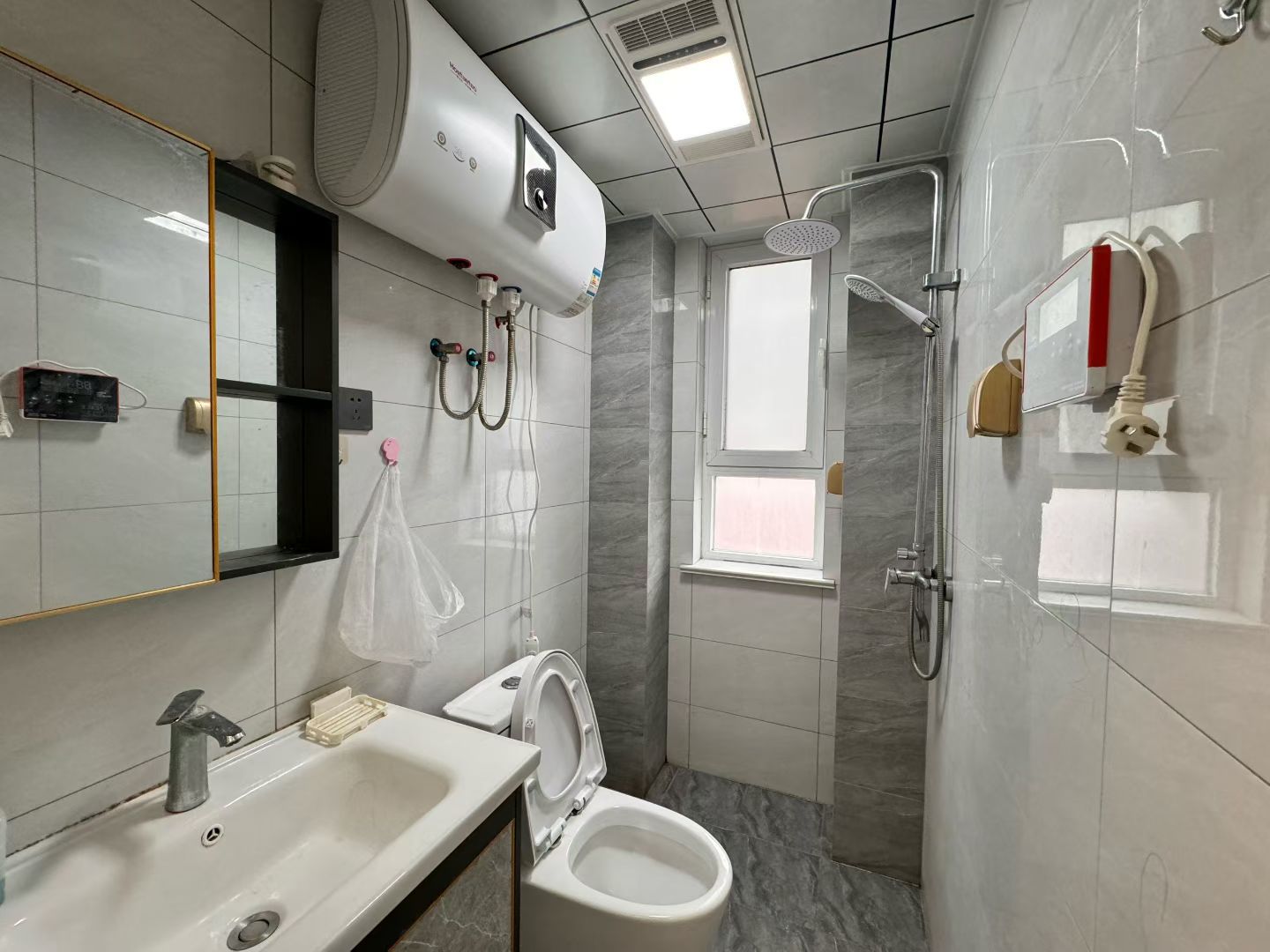 @出租:1300/月，書香世家，3葉草戶型