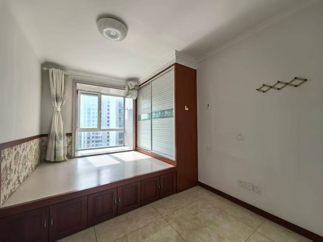 中心醫(yī)院老一中附近龍崗外灘電梯十樓出租