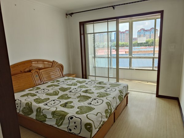 老一中對(duì)面，金泰小區(qū)住人二樓出租，拎包入住，年租，非誠勿擾。