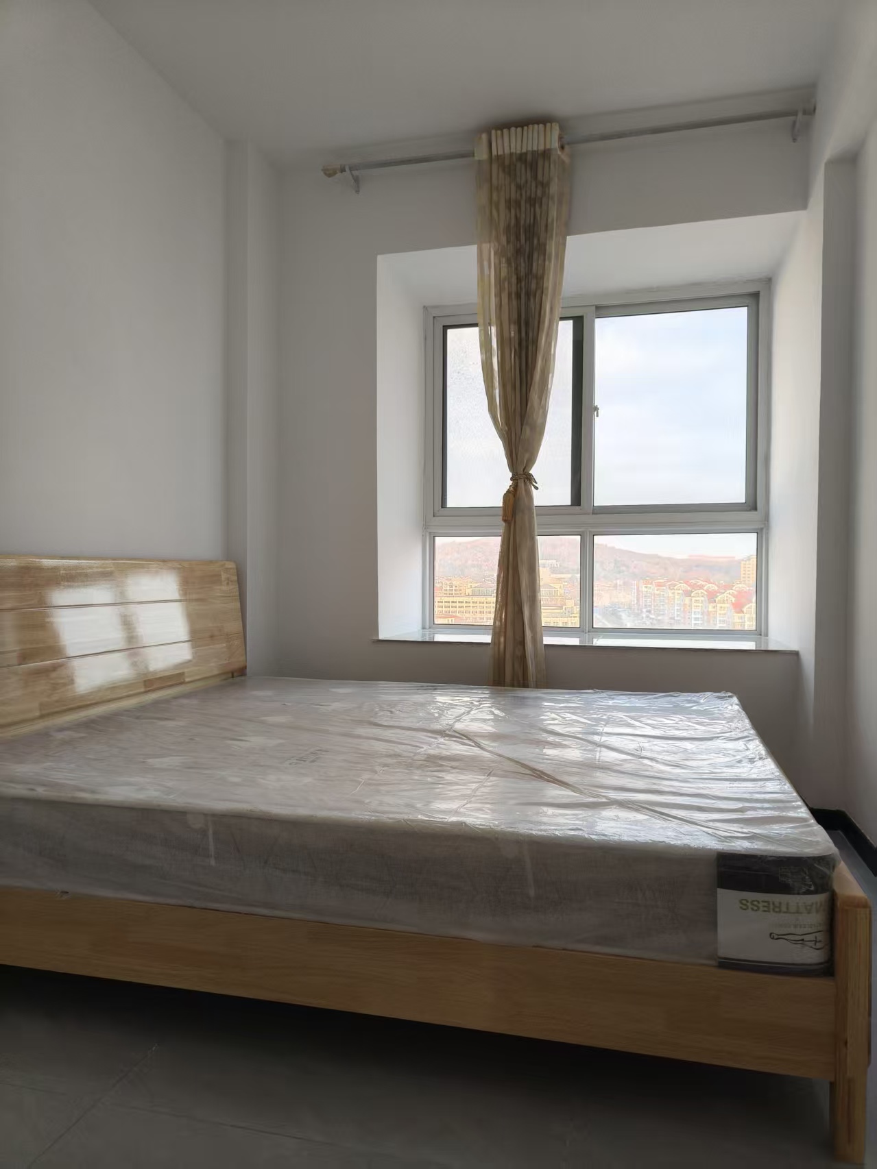 中央龍灣16樓115平三室家具家電齊全月租/1500年租起