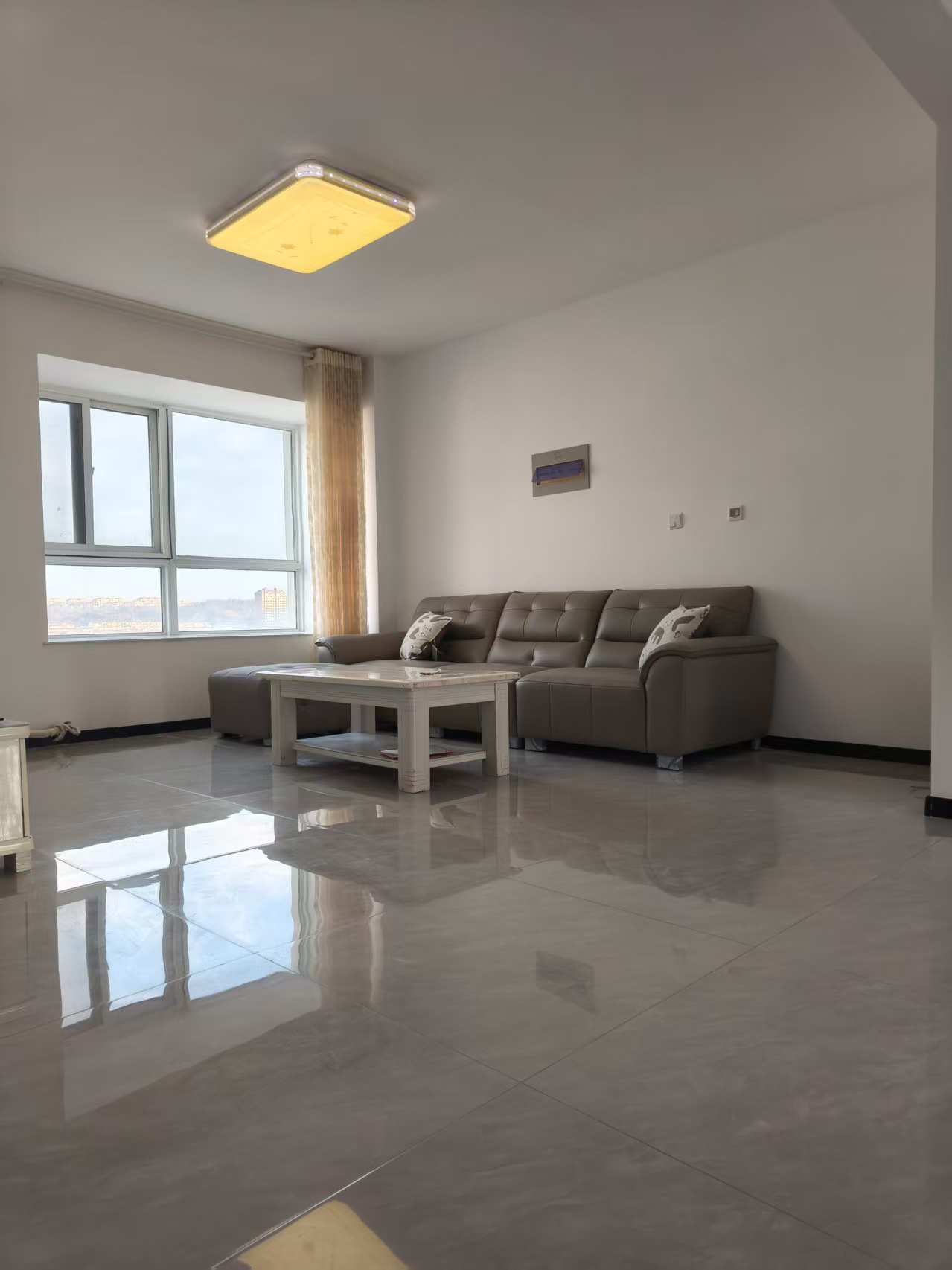 中央龍灣16樓115平三室家具家電齊全月租/1500年租起