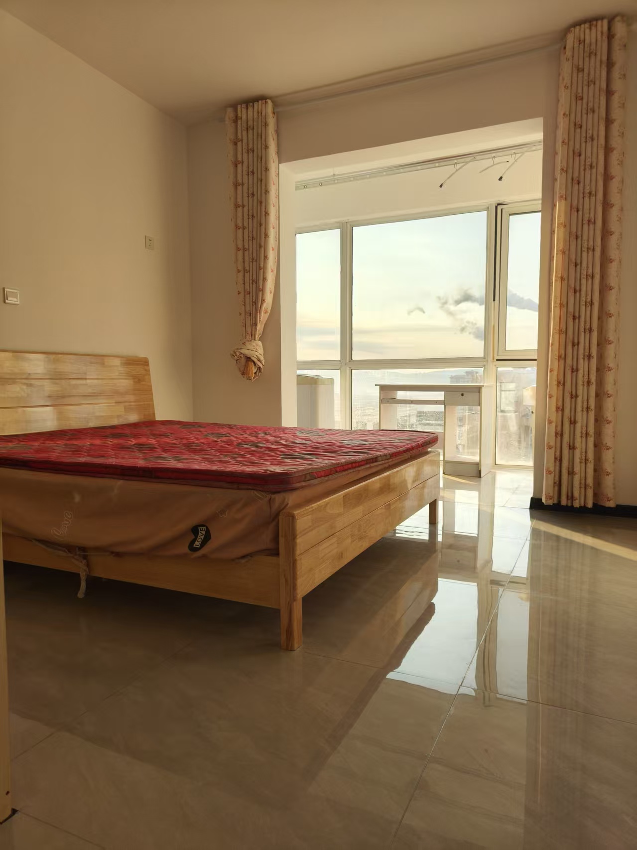 中央龍灣16樓115平三室家具家電齊全月租/1500年租起