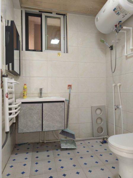 中央龍灣16樓115平三室家具家電齊全月租/1500年租起