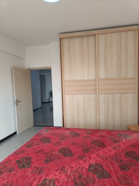 中央龍灣16樓115平三室家具家電齊全月租/1500年租起