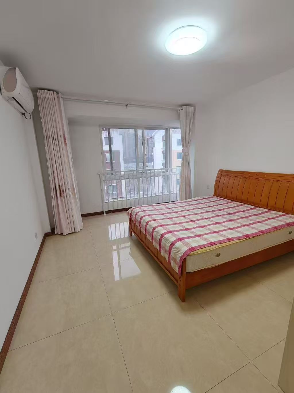 山川文苑151平三室兩衛(wèi)精裝家具家電齊全月租1300元