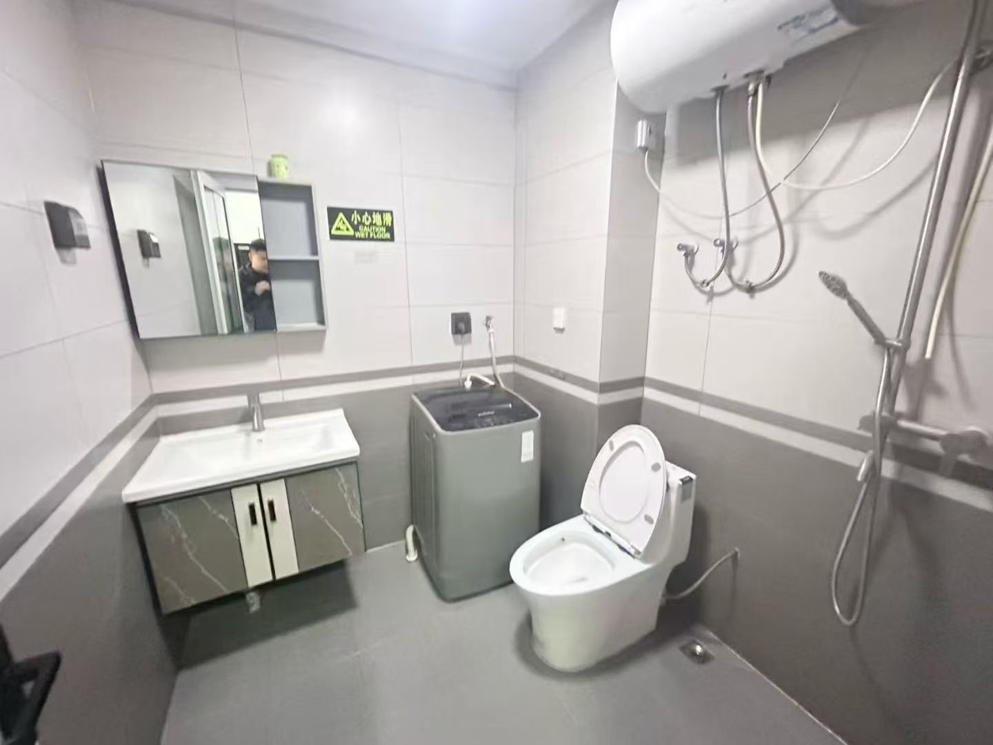 寶宇公館電梯19樓東向家具家電齊全拎包入住1000/