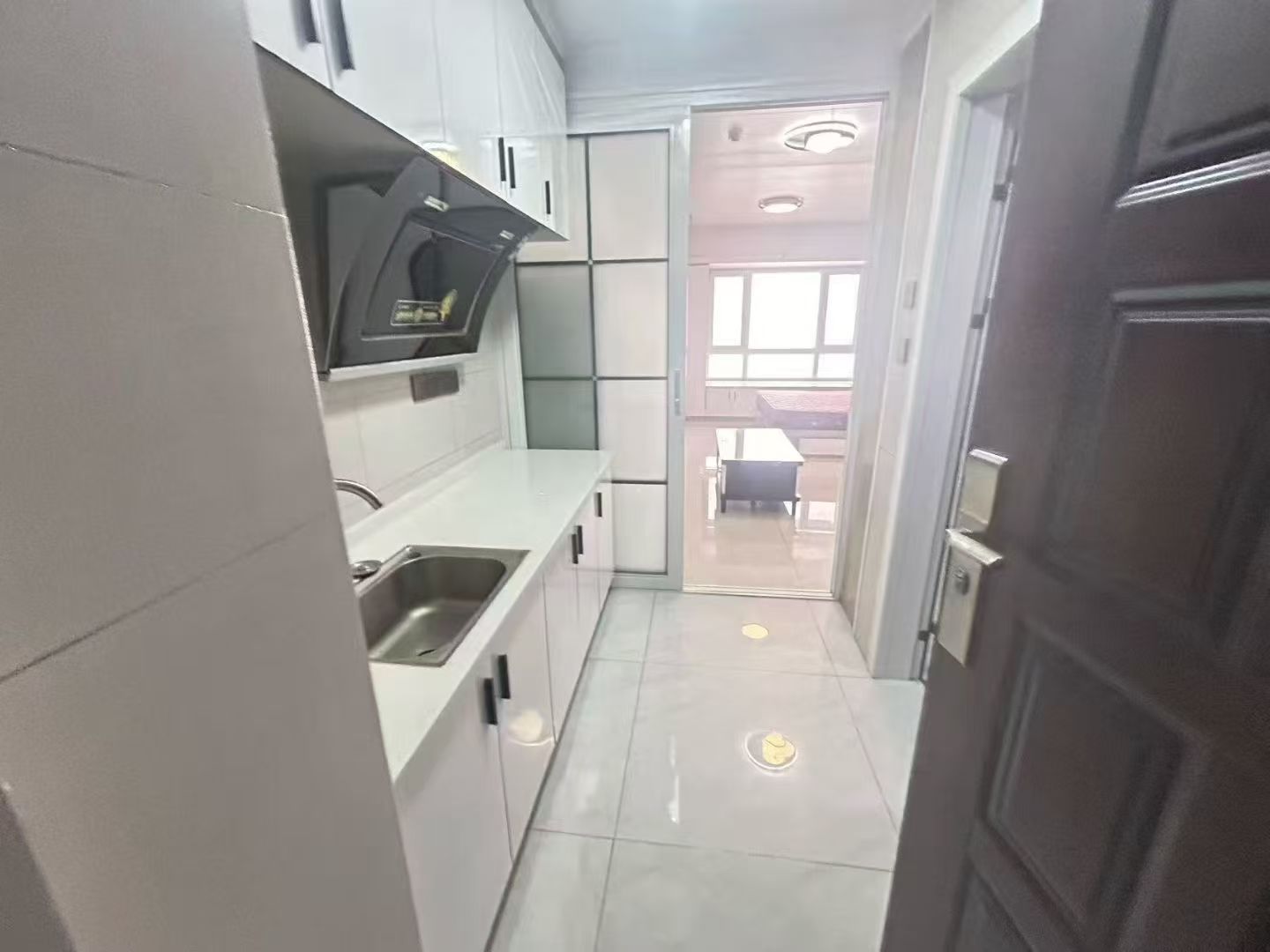 寶宇公館電梯19樓東向家具家電齊全拎包入住1000/